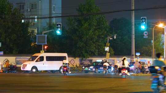 城市下班高峰期夜晚夜景交通汽车车辆车流人