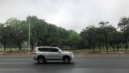 雨后的城市交通