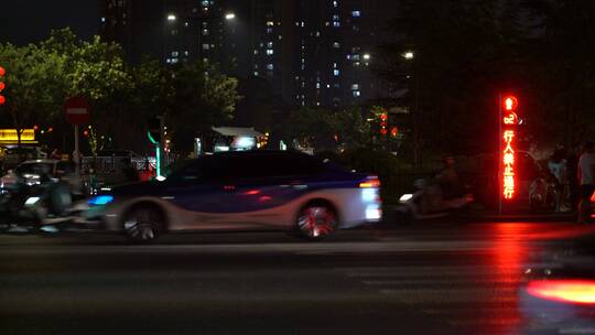 红绿灯行人都市车流人流城市生活夜晚夜景