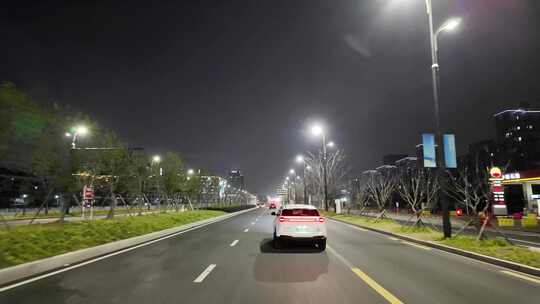 城市夜晚夜景开车第一视角汽车窗外沿途风景