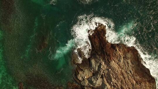 航拍大海的岩石视频素材模板下载