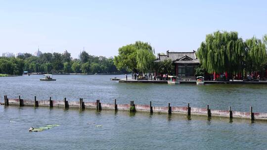 山东济南大明湖公园景区湖面景色与游船游客