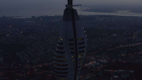 摩天大楼的壮观景色，伊斯坦布尔山上电视塔，黄昏时的土耳其，无人机