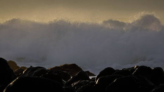 海浪拍打着岩石海岸视频素材模板下载