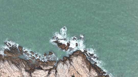 俯拍大海礁石浪花景象