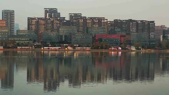 湖边城市建筑倒影