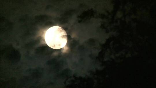 圆月下飘动的云海