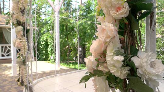 婚礼拱门与鲜花