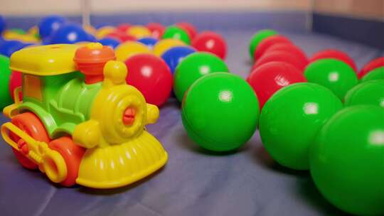 带彩色球的儿童玩具火车明亮的儿童玩具