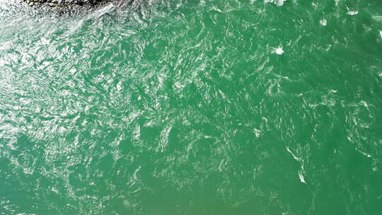 俯瞰绿色的江水