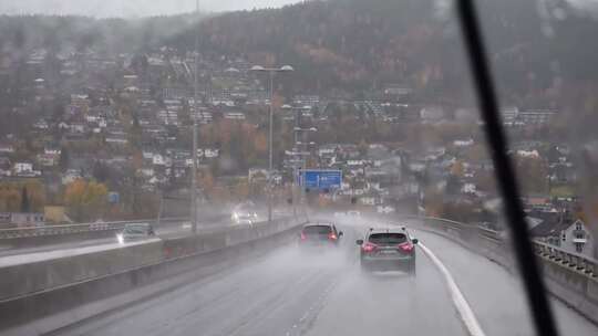 下雨时在高速公路上行驶的车辆