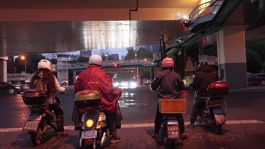 上海城市街头外卖骑手