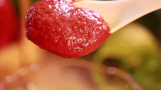 勺子舀起西红柿酱番茄沙司 (9)