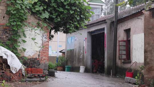 4K实拍下雨天的农村风景