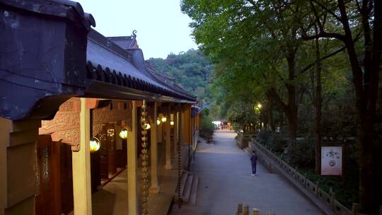 杭州飞来峰灵隐寺烟雾缭绕夜景4K视频