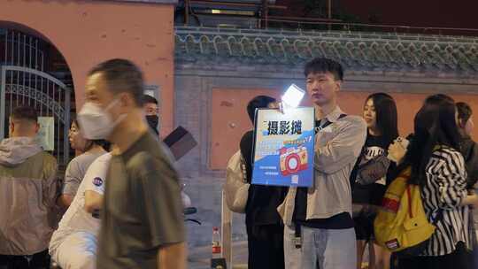 老北京后海鼓楼大街游客拍照留念