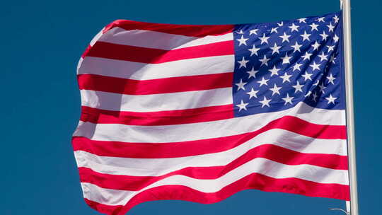 随风飘扬的美国国旗