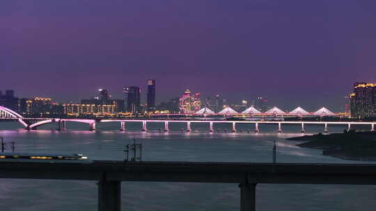 高铁驶过城市跨江大桥夜景跟拍