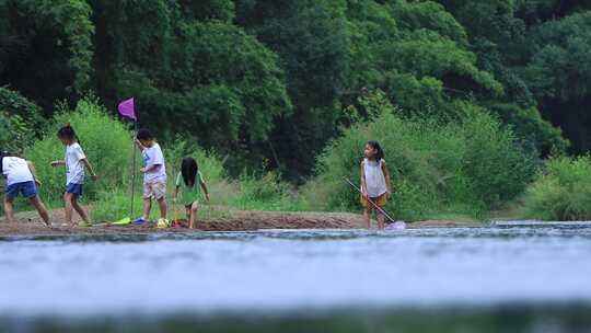 小孩在河边玩水谨防溺水保护未成年生命安全