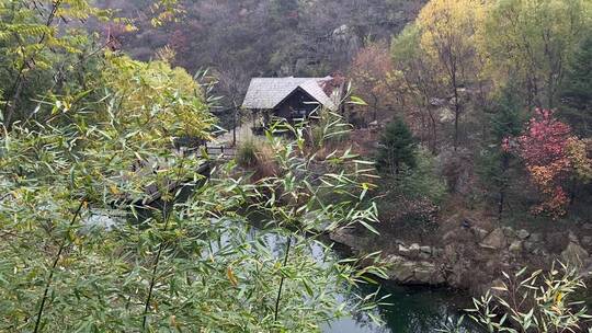 济南九如山度假区湖边木桶民宿，网红打卡地