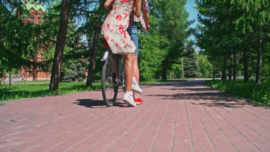 公园里骑自行车的夫妇