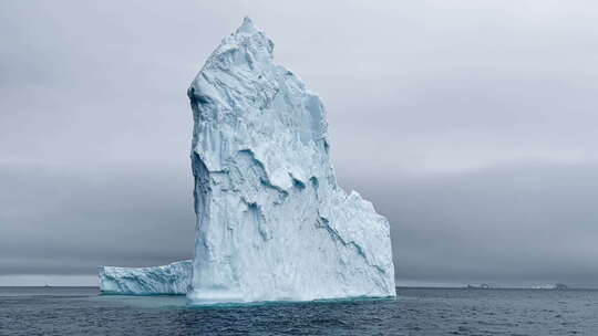 一个巨大的高分离冰川在日落时分漂移在南极