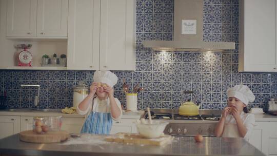 在厨房里吃饼干的姐妹视频素材模板下载