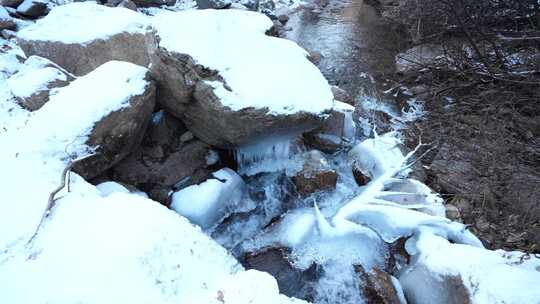 泉水  大山里  冬天