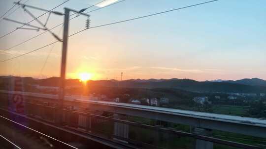 列车窗外日落