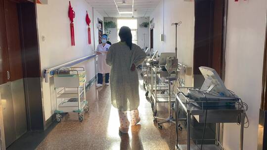 产妇孕妇在医院里走路疼痛不适