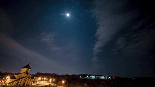 云中满月的夜空，时间流逝