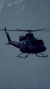 一架直升机飞过天空中的一座山