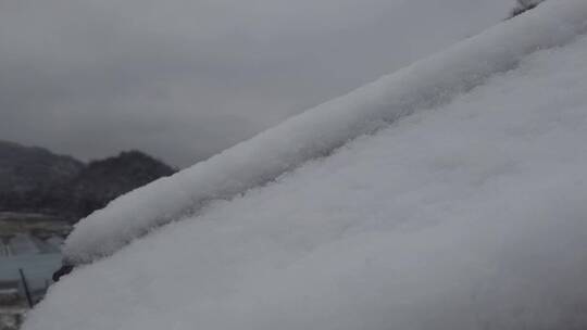 农村下雪场景，天然石佛，下水大佛