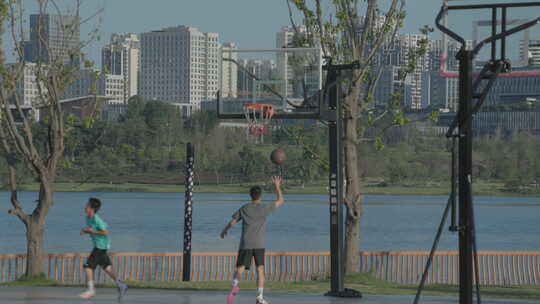 天府新区兴隆湖 湖边篮球湖畔球场打篮球视频素材模板下载