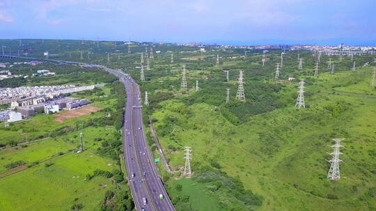 工业园区高速公路和高压金属柱的鸟瞰图视频素材模板下载