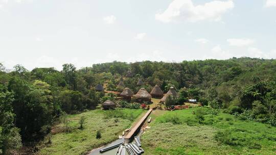 空地上的传统小屋