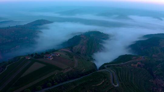 黄土高原晨雾笼罩整个沟壑