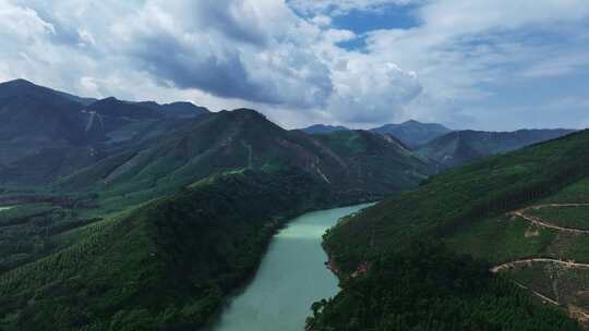 蓝天白云阳光下桂林峡谷中的漓江最后一公里