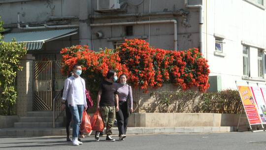 中秋节前夕，市民在深圳中英街购物