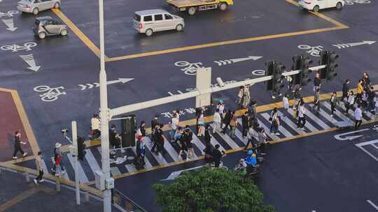 繁华街道路口斑马线人群过马路