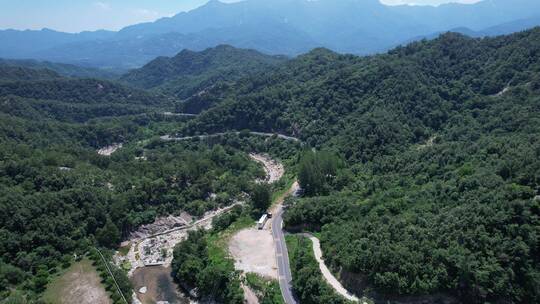 山林俯瞰盘山公路前飞