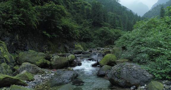 航拍峨眉山后山大山深处清澈溪流自然风景