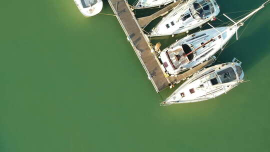 船，海，地点：法国。无人机拍摄1920x1080视频素材模板下载