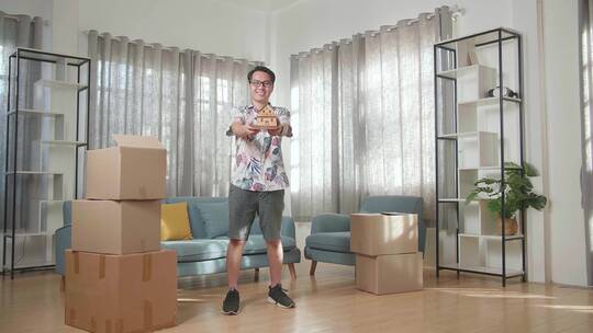 搬家后的男子在新家房间里开心的展示视频