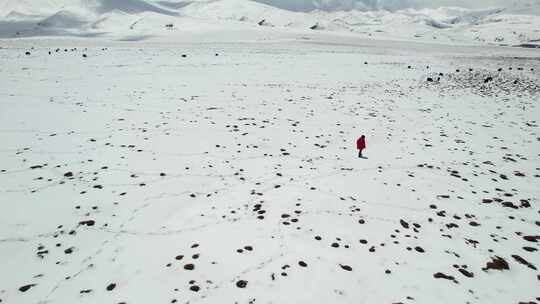 青海拉脊山雪景红衣男子航拍视频