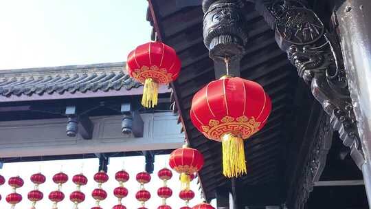 节日公园建筑屋檐挂着的红灯笼