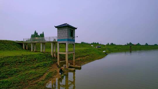 乡村灌溉-江边水闸水渠闸门航拍视频素材模板下载