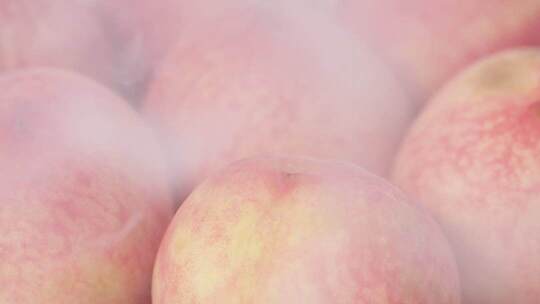 新鲜多汁的水蜜桃升格拍摄