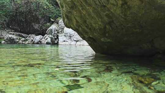 夏天森林里岩石小溪溪流瀑布流水