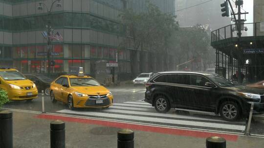 男女在雨天打出租